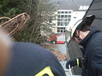 In Roisdorf musste die Spitze eines Baumes abgetrennt werden der gegen einen Balkon gestrzt war...
