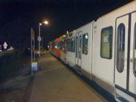 Der Zug steht im Bahnhof Hersel