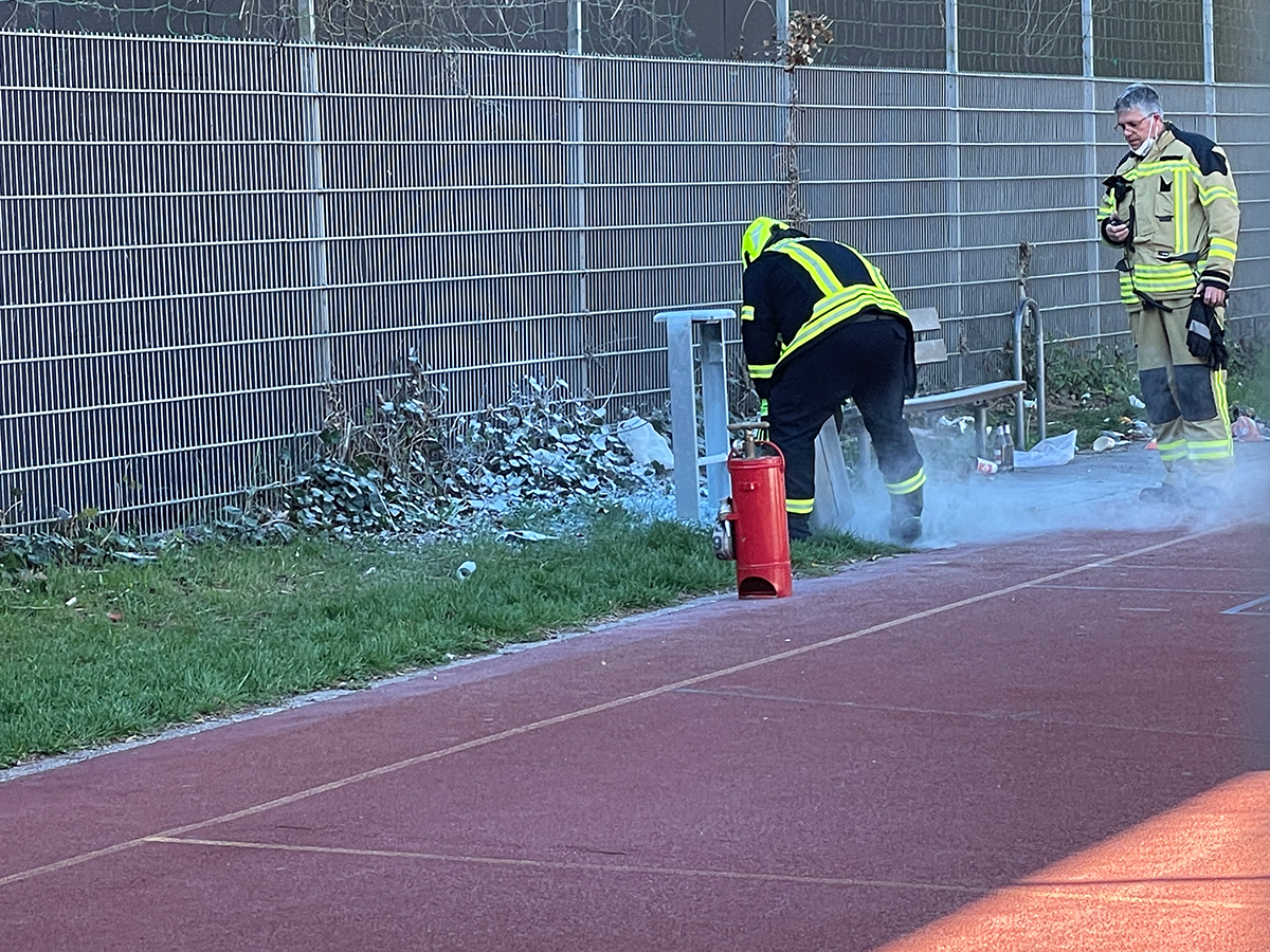 Brennender Mülleimer an Sportplatz