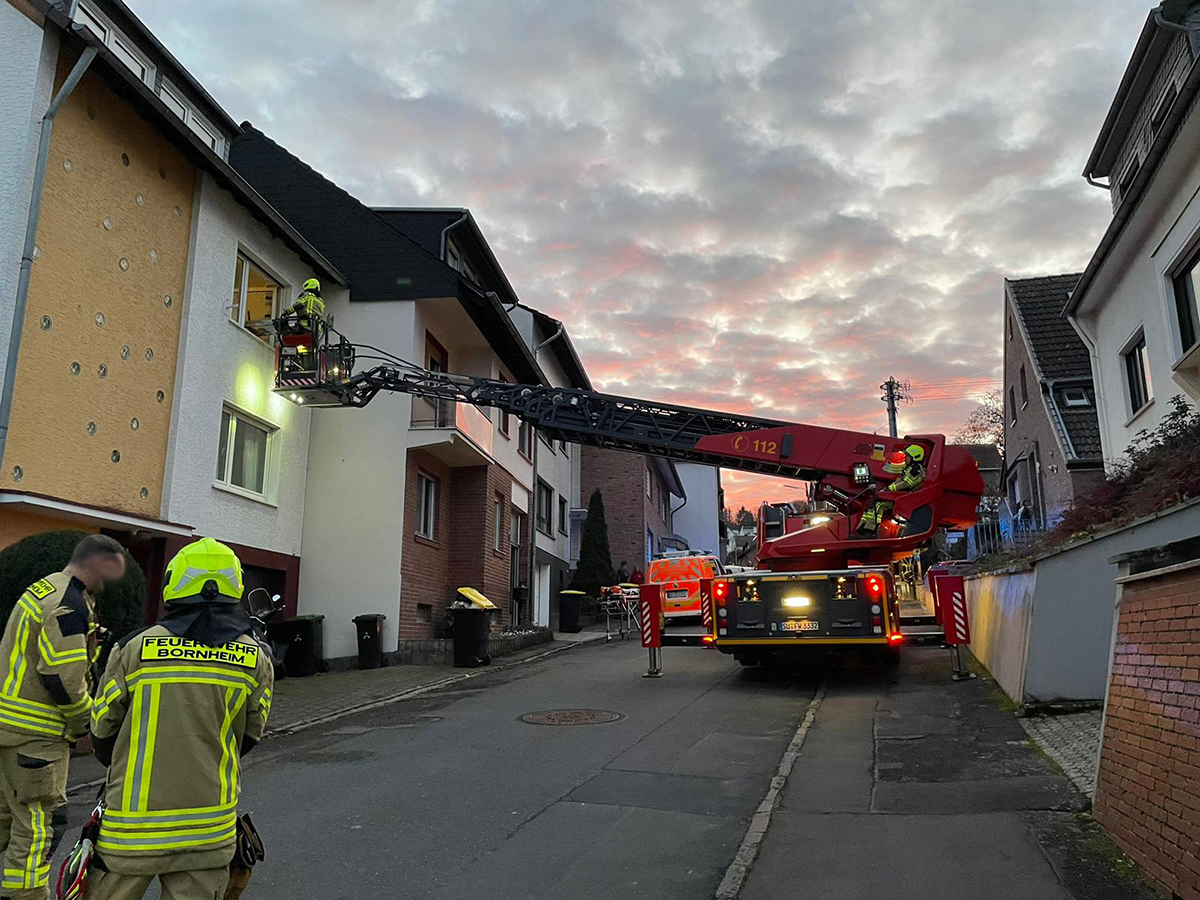 Symbolfoto Patientenrettung über Drehleiter