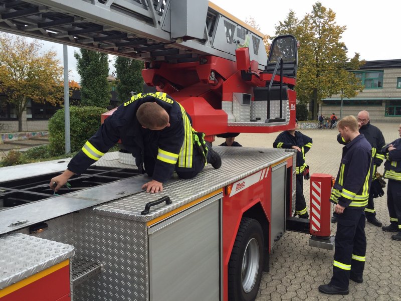 Grundlehrgang 2 Drehleiter Notbetrieb 2015 in Meckenheim