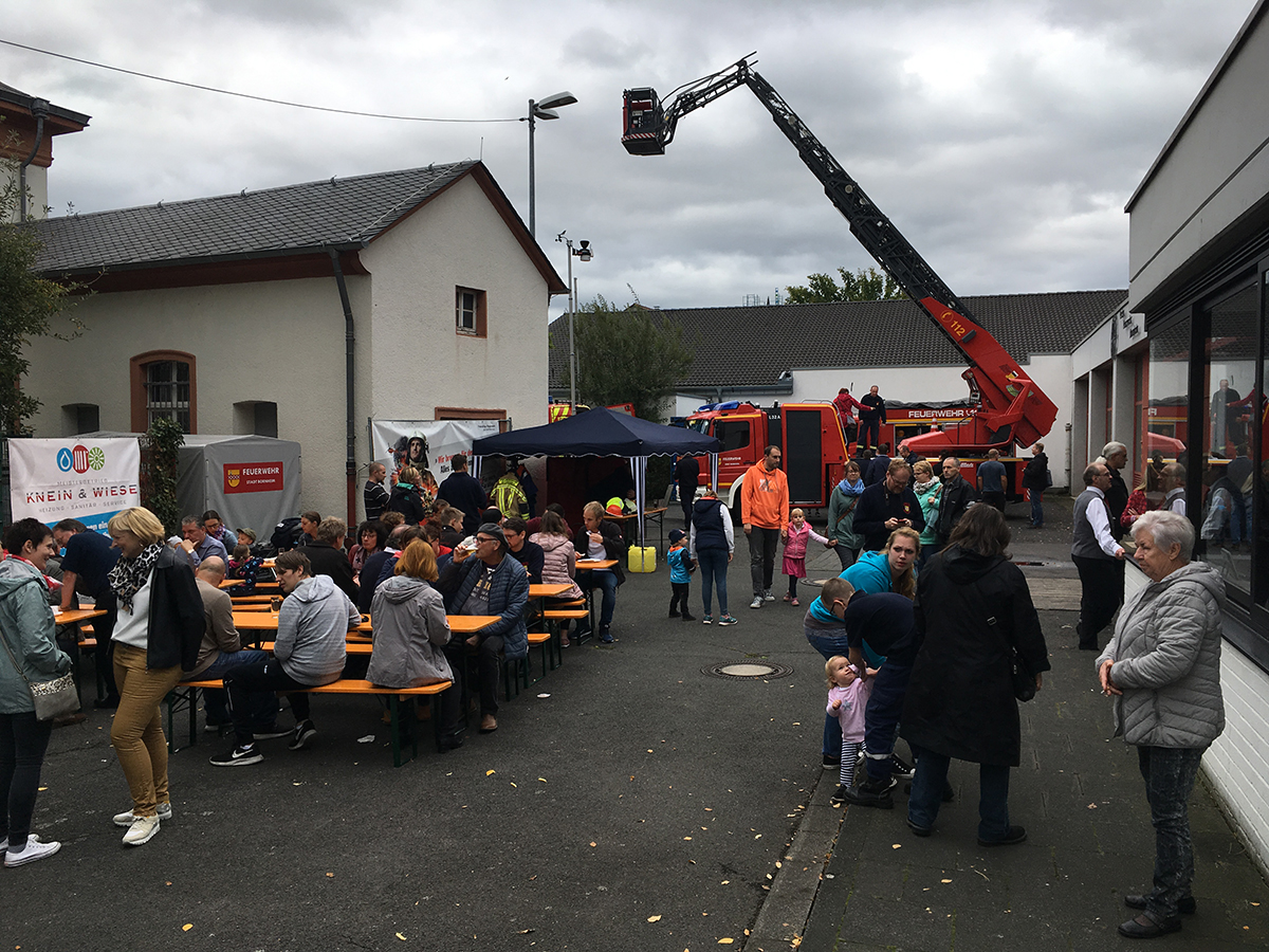 Fahrzeugausstellung und selbstgemachte Reibekuchen