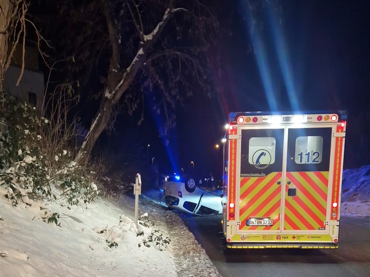 PKW liegt in der Königstraße auf dem Dach